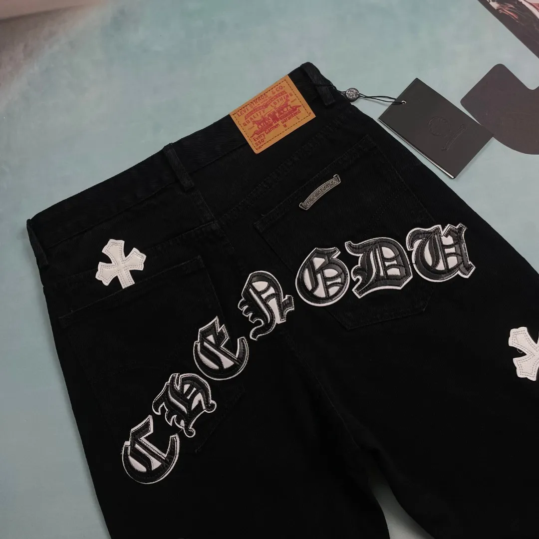 🅿️290 🔘Style No.-KL139 🔘Cro Heart𝐂𝐡𝐫𝐨𝐦𝐞 𝐇𝐞𝐚𝐫𝐭 CH City Limited Series Sanskrit Cross Patch Leather Jeans [Black and White]* Black and White Color - Chengdu Limited Catering to Chengdu Giant Panda’s hometown jeans The finished product needs to be washed and then disassembled and hand-stitched with sheepskin cross skins and then spliced together to complete the process. The whole process is too complicated to describe. The texture can be seen in the hand, and it looks good. The upper body effect is particularly stiff and stylish, super stylish. Same style for men and women - Size: S M L XL (28.30.32.34) Color: black with black, black with blue, black with pink